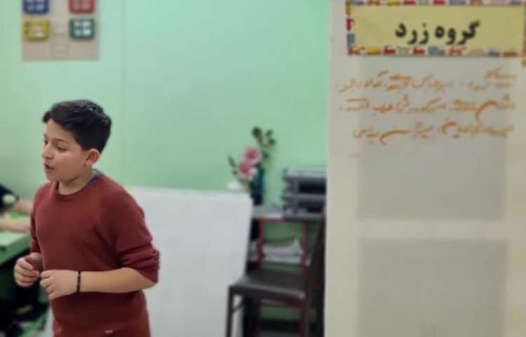 ارائه و توضیح پوسترهای گروه های چهارگانه دانش آموزان دبستان علوی 20