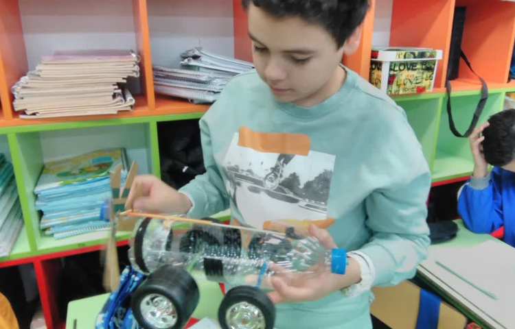 ارائه و ساخت ماشین توسط دانش آموزان پایه ششم 5