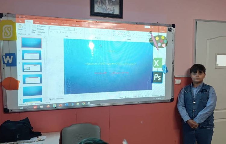 ارائه پروژه نهایی پاورپوینت دانش آموزان برای دوستان خود 10