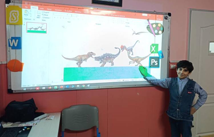 ارائه پروژه نهایی پاورپوینت دانش آموزان برای دوستان خود 7