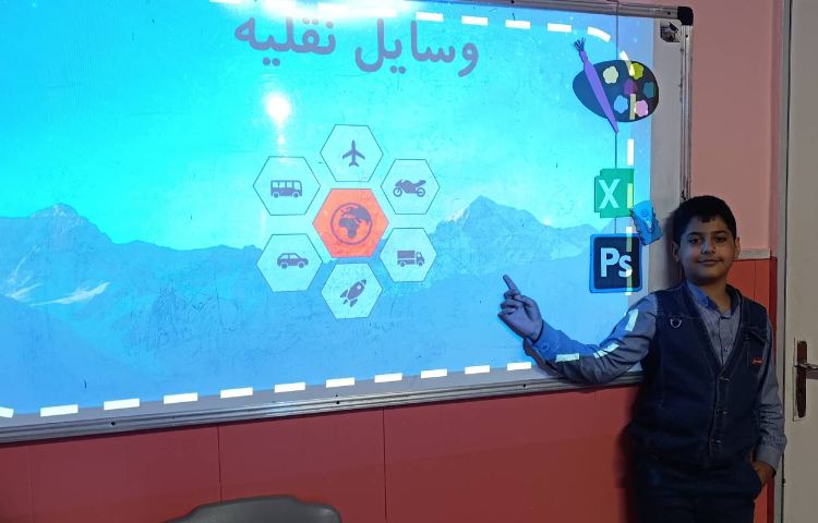 ارائه پروژه نهایی پاورپوینت دانش آموزان برای دوستان خود 9