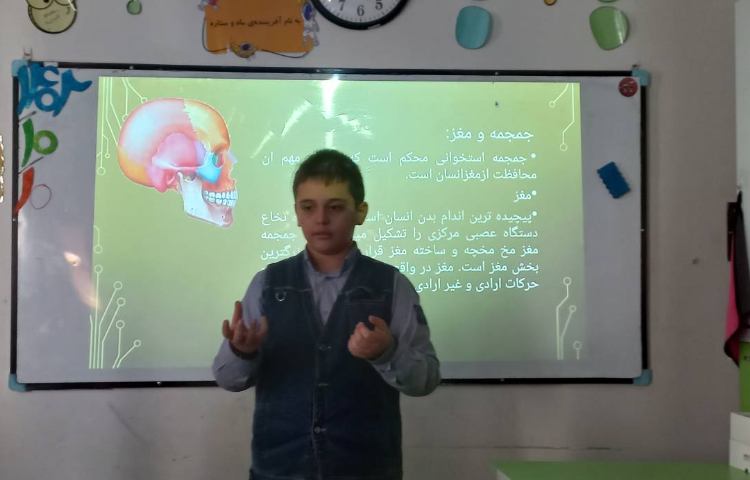 ارائه پژوهش توسط اعضای گروهای زرد و قرمز 1