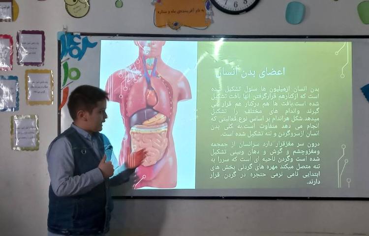 ارائه پژوهش توسط اعضای گروهای زرد و قرمز 3