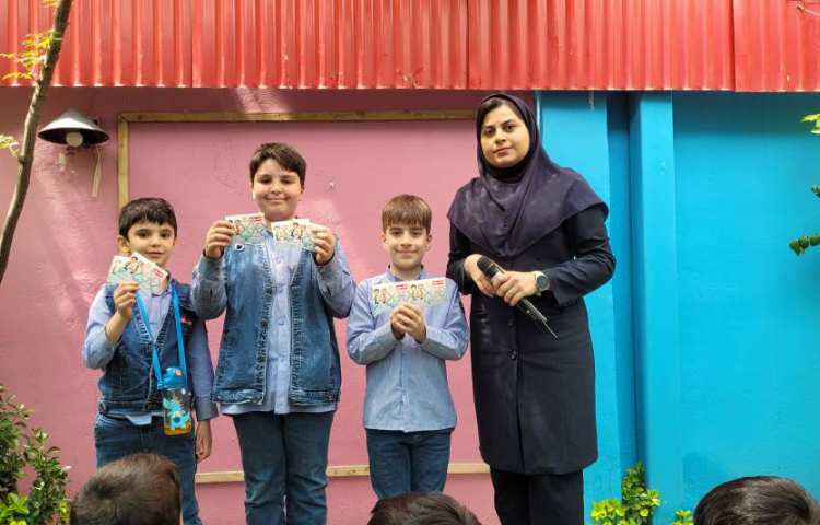 ارائه کارت امتیاز به دانش آموزانی که برای روز گیاه آوری فیلم ارسال کردند.