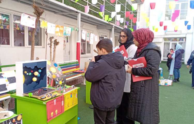 ارائه کارنامه و نمایشگاه دستاوردهای علمی ، فرهنگی و هنری دانش آموزان 12