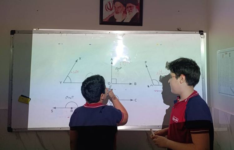 ارائه‌ی دانش‌آموزان در زنگ Math 2
