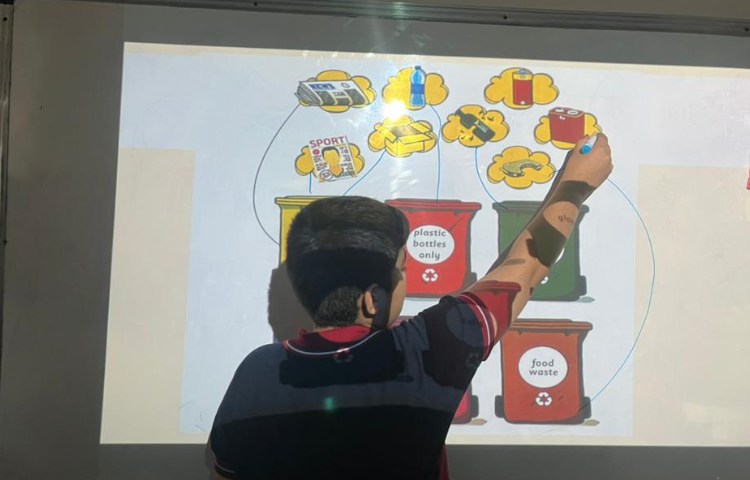 ارائه‌ی دانش‌آموزان در زنگ Science 4