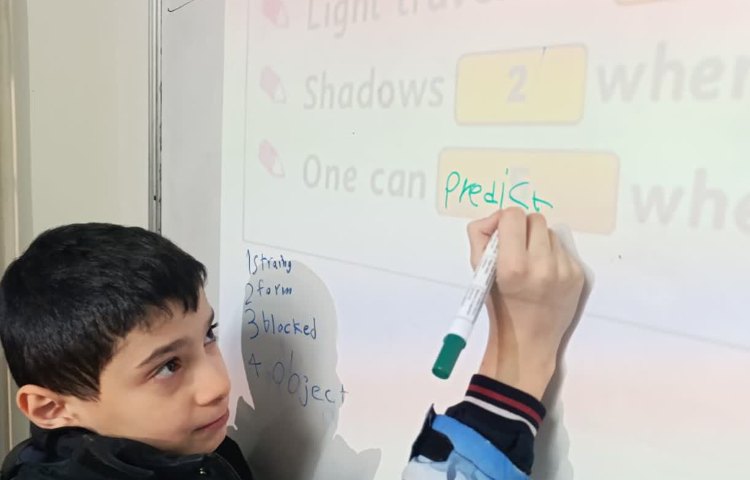 ارائه‌ی دانش‌آموزان و انجام فعالیت‌های کتاب در زنگ Science 1