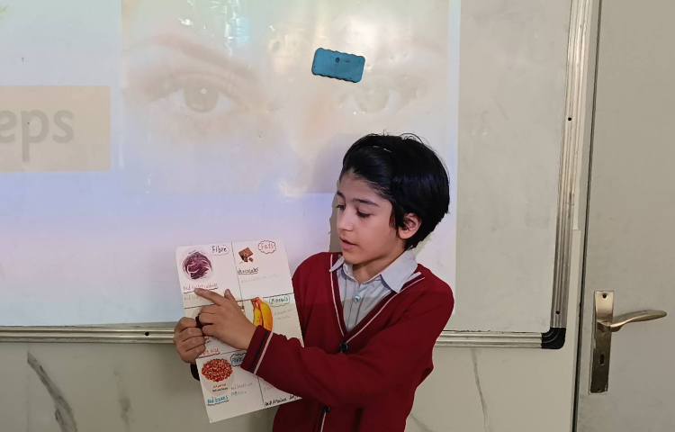 ارائه‌ی مبحث مربوط به ویتامین‌ها و غذای سالم و ناسالم 4