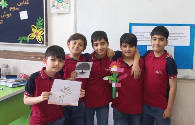 ارائه‌ی پروژه‌ی درس Science توسط اولین گروه