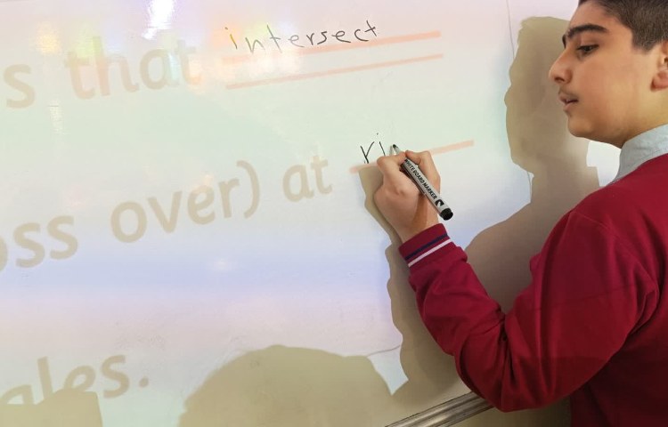 ارائه‌ی کلاس و انجام تمرین‌های کتاب در زنگ Math 3