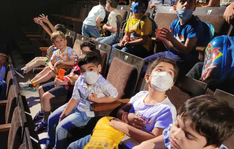 :اردوی تئاتر پاهای خانم هزار پا، کلاس انگور 17