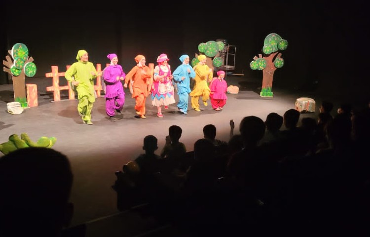 :اردوی تئاتر پاهای خانم هزار پا، کلاس انگور 24