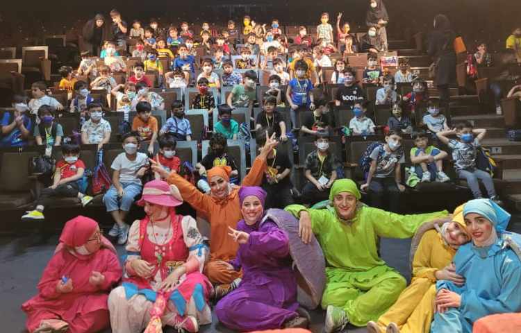 :اردوی تئاتر پاهای خانم هزار پا، کلاس انگور