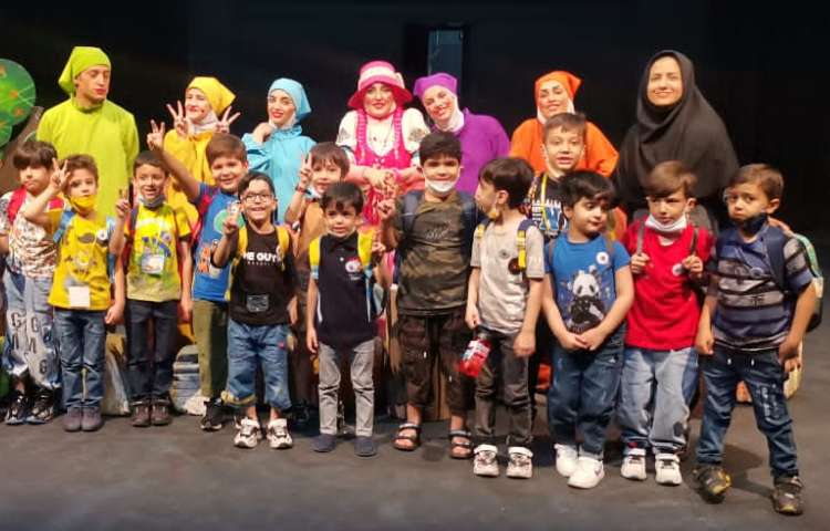 :اردوی تئاتر پاهای خانم هزار پا، کلاس توت فرنگی 12