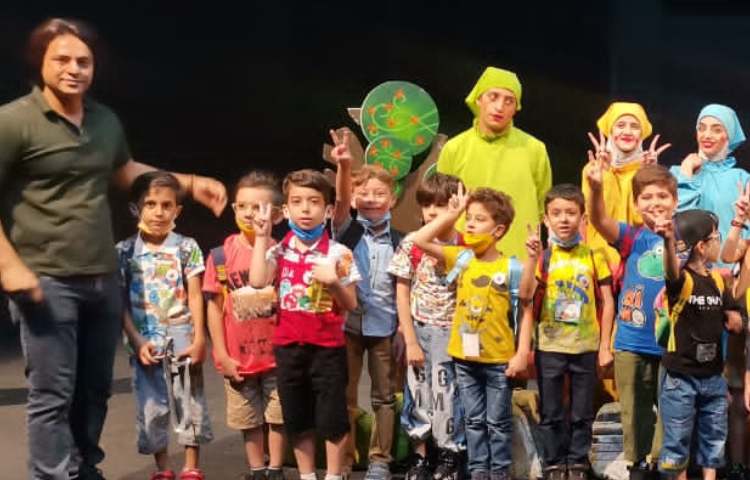 :اردوی تئاتر پاهای خانم هزار پا، کلاس توت فرنگی 13