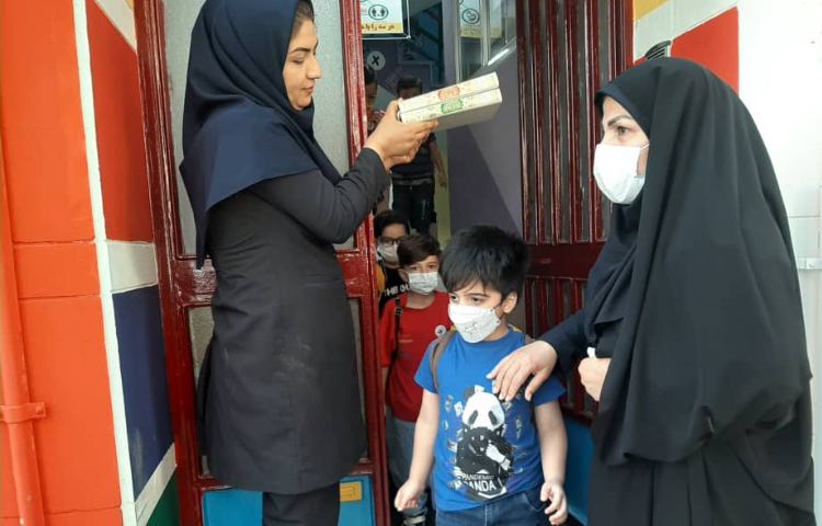 :اردوی تئاتر پاهای خانم هزار پا، کلاس توت فرنگی 4