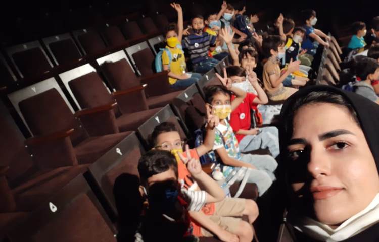 :اردوی تئاتر پاهای خانم هزار پا، کلاس توت فرنگی 7