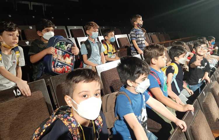 :اردوی تئاتر پاهای خانم هزار پا، کلاس توت فرنگی