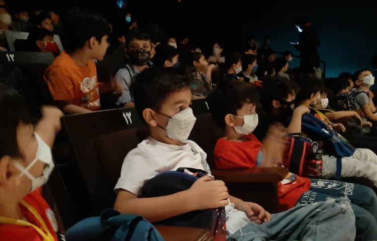 :اردوی تئاتر پاهای خانم هزار پا، کلاس سیب 10