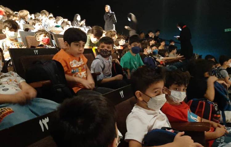 :اردوی تئاتر پاهای خانم هزار پا، کلاس سیب 11