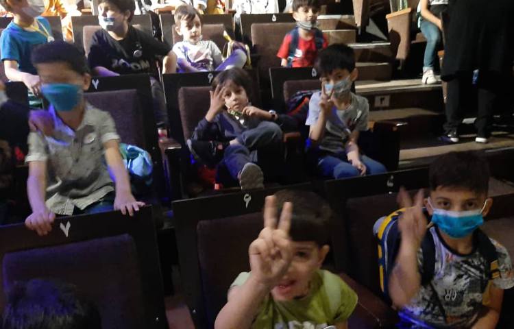 :اردوی تئاتر پاهای خانم هزار پا، کلاس سیب 12