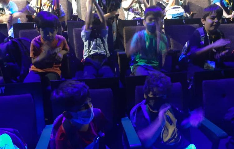 :اردوی تئاتر پاهای خانم هزار پا، کلاس سیب 13