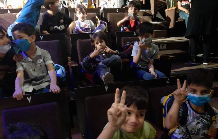 :اردوی تئاتر پاهای خانم هزار پا، کلاس سیب 14