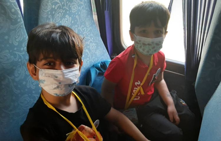 :اردوی تئاتر پاهای خانم هزار پا، کلاس سیب