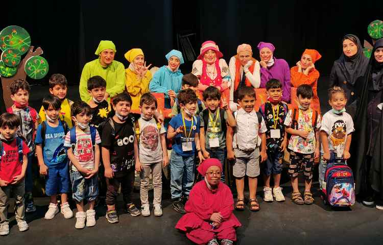 :اردوی تئاتر پاهای خانم هزار پا، کلاس پرتقال