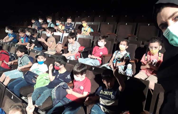 :اردوی تئاتر پاهای خانم هزار پا، کلاس گیلاس 8