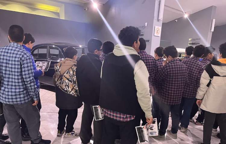 اردوی تفریحی آموزشی زبان انگلیسی - موزه خودروهای کلاسیک 3