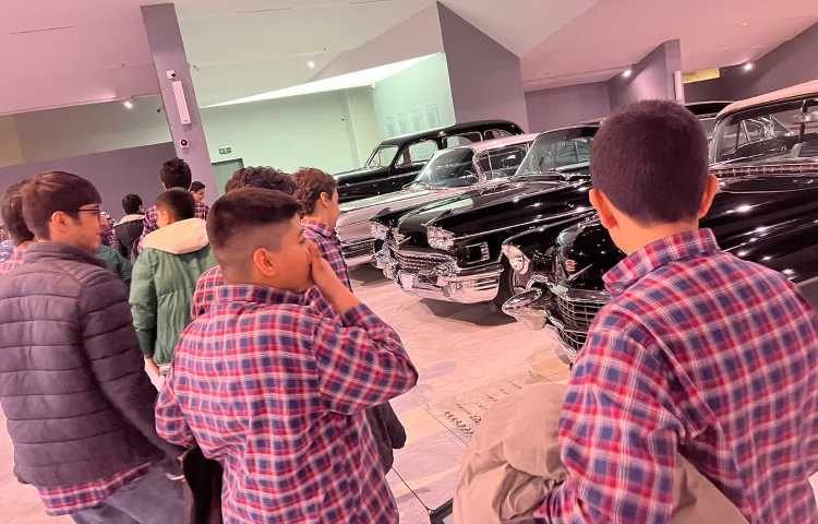 اردوی تفریحی آموزشی زبان انگلیسی - موزه خودروهای کلاسیک 6