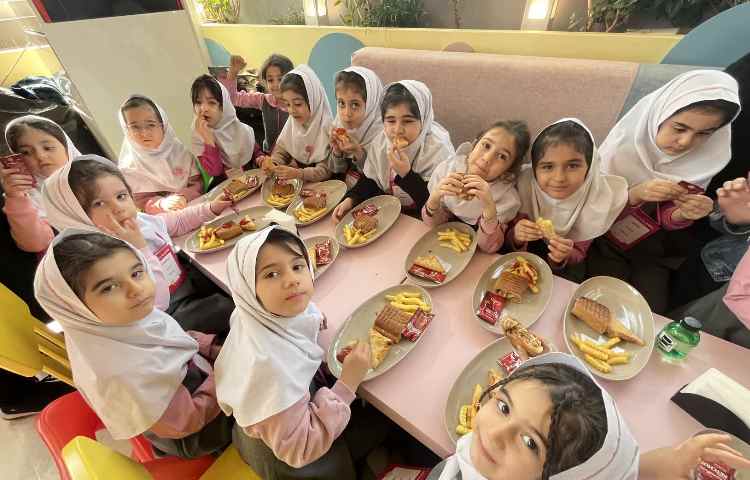 اردوی شاد در رستوران کودک 13