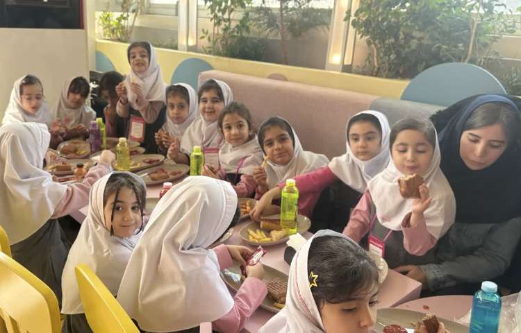 اردوی شاد در رستوران کودک 14