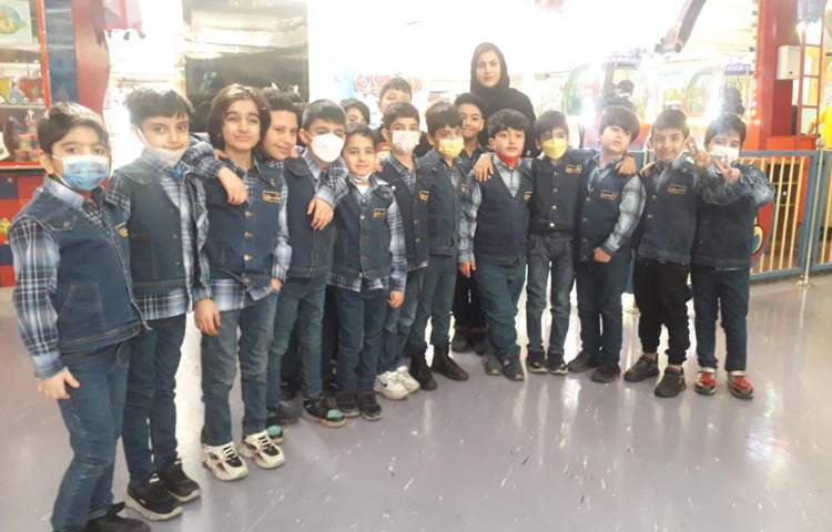 اردوی شهربازی سرزمین عجایب دانش آموزان دبستان علوی 7