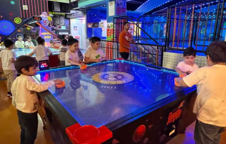 اردو دانش آموزی شهربازی کوروش مال 3