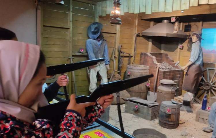 اردو قلعه سحر آمیز پارک ارم 3