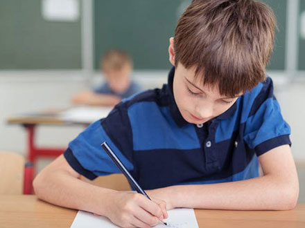 آیا ارزشیابی توصیفی، دانش‌آموزان ابتدایی را کم سواد کرده است؟