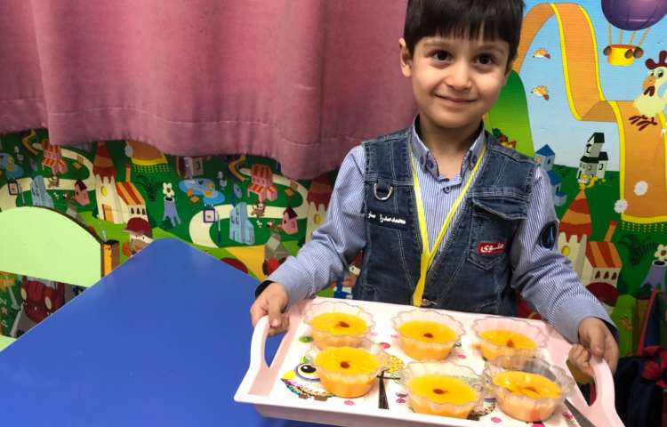 ارزش این ماه صبر بود به همین منظور با دانش اموز صحبت شد و کارامل درست کردیم و صبر کردیم تا آماده شد 3