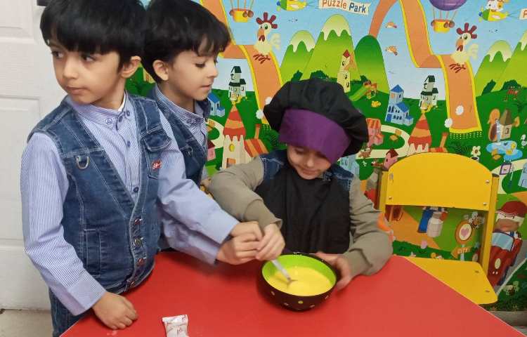 ارزش ماه ،صبر دانش‌آموزان کارامل درست کردند و باد گرفتند صبر کنند تا آماده شود و نوش جان کردند. 2