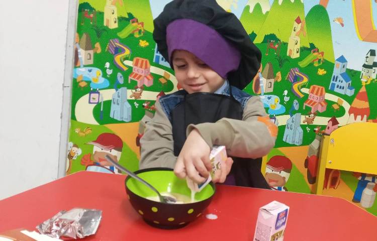 ارزش ماه ،صبر دانش‌آموزان کارامل درست کردند و باد گرفتند صبر کنند تا آماده شود و نوش جان کردند.