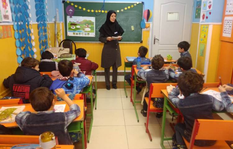 :ارزیابی املا دانش آموزان پایه اول توسط معاون آموزشی دبستان سرکار خانم همیز