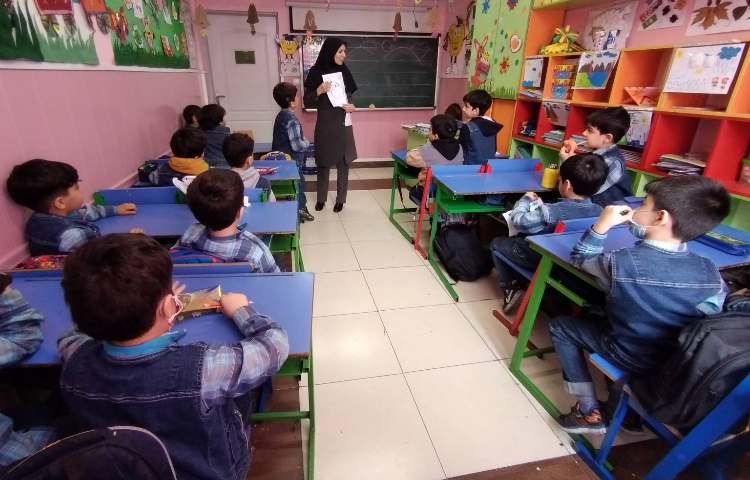 :ارزیابی املا دانش آموزان پایه اول توسط معاون آموزشی دبستان سرکار خانم همیز 3