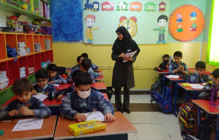 :ارزیابی املا دانش آموزان پایه اول توسط معاون آموزشی دبستان سرکار خانم همیز 4