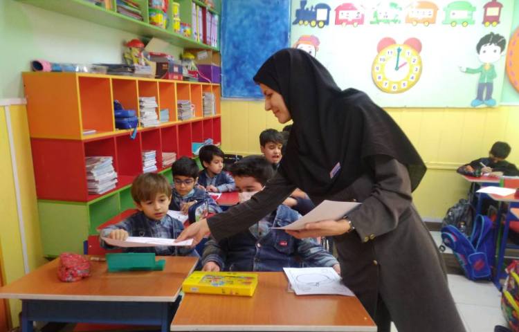 :ارزیابی املا دانش آموزان پایه اول توسط معاون آموزشی دبستان سرکار خانم همیز 5