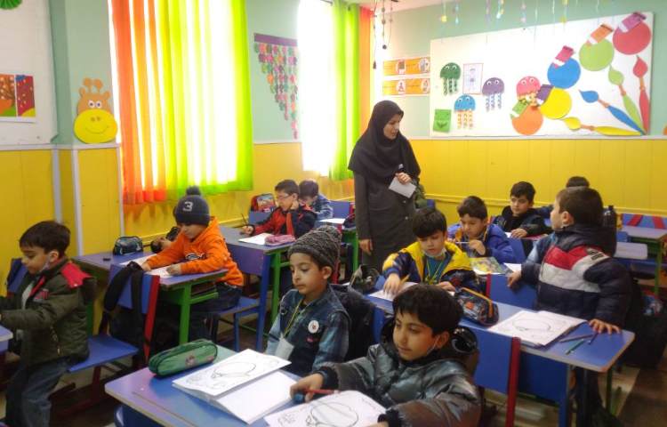 :ارزیابی املا دانش آموزان پایه اول توسط معاون آموزشی دبستان سرکار خانم همیز 6