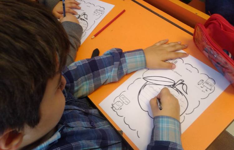 :ارزیابی املا دانش آموزان پایه اول توسط معاون آموزشی دبستان سرکار خانم همیز 7