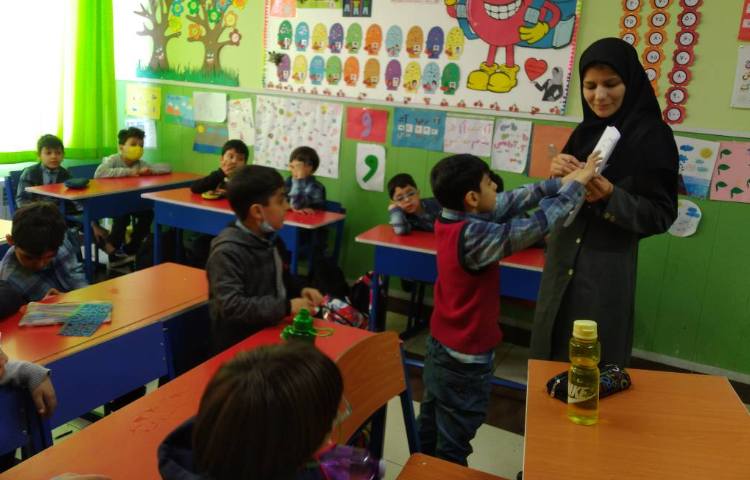 :ارزیابی املا دانش آموزان پایه اول توسط معاون آموزشی دبستان سرکار خانم همیز 8