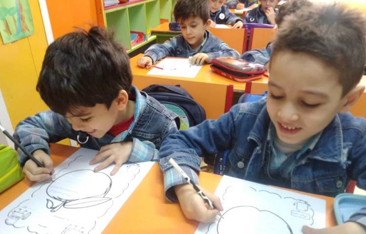 :ارزیابی املا دانش آموزان پایه اول توسط معاون آموزشی دبستان سرکار خانم همیز 9